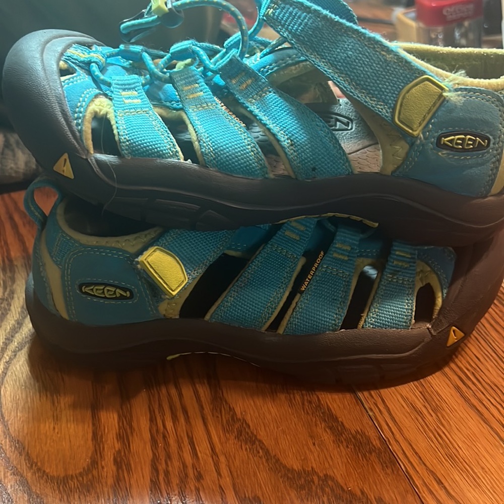 Keens sandals for kids. Open slits but solid rubber toe.Newport H2 size 3youth. - Picture 5 of 5
